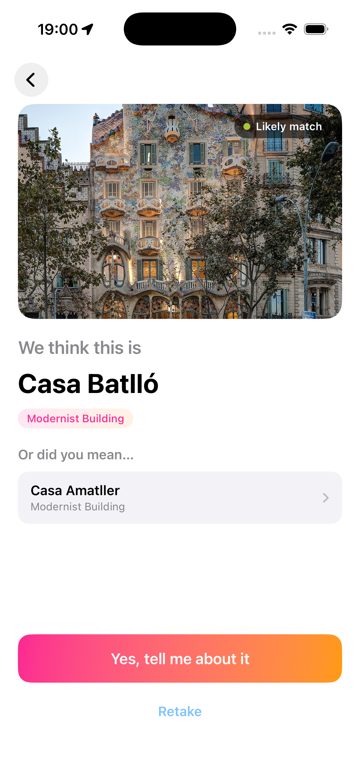Naruho identifying Casa Batlló with a likely-match badge and an alternative suggestion